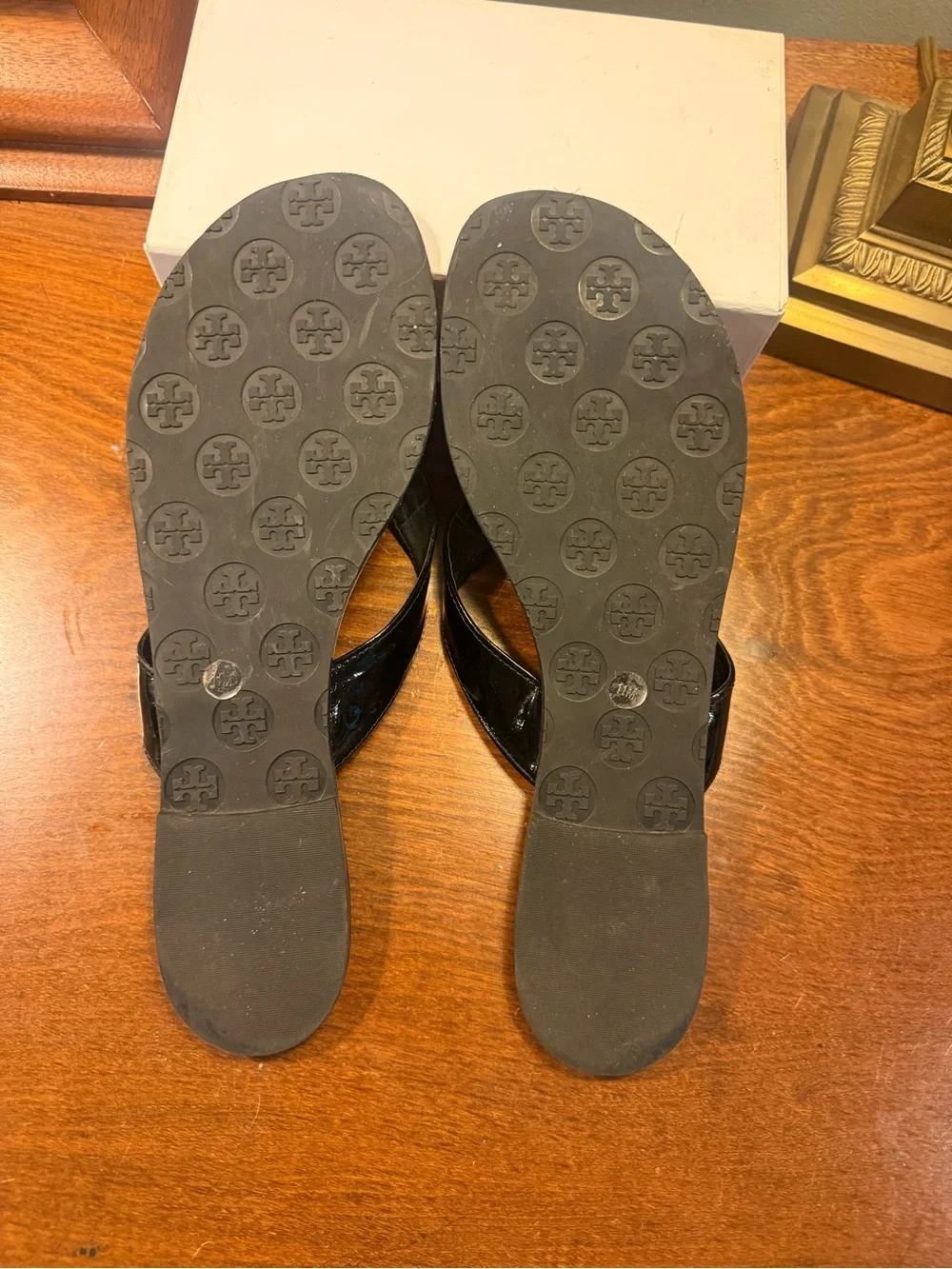 Tory Burch Thora Black Patent Leather Silver Logo Thong Sandals Size 11